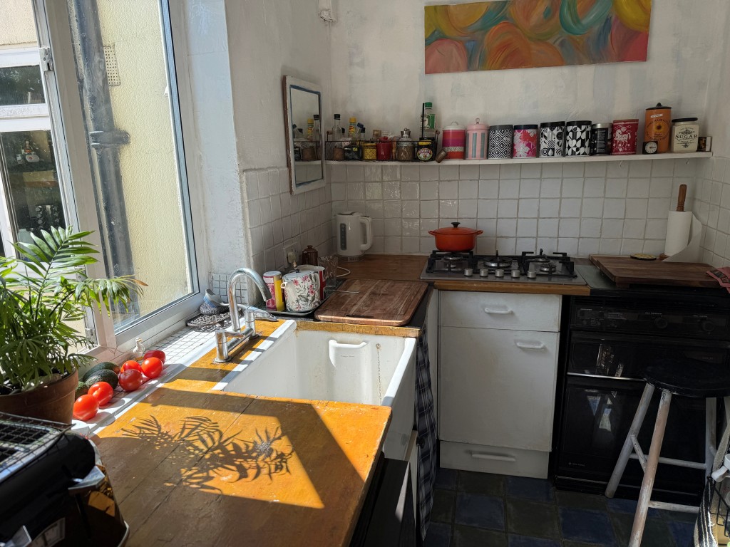 Lot: 128 - TWO-BEDROOM FLAT WITH GARAGE IN NEED OF UPDATING - Rear kitchen with fitted units and window
